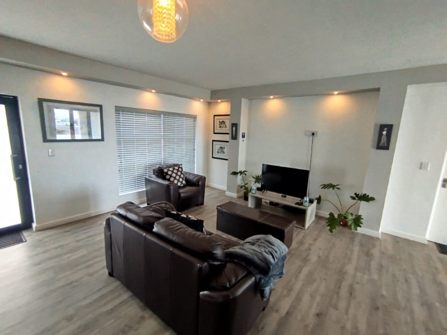4 Bedroom Property for Sale in Hoogland Western Cape